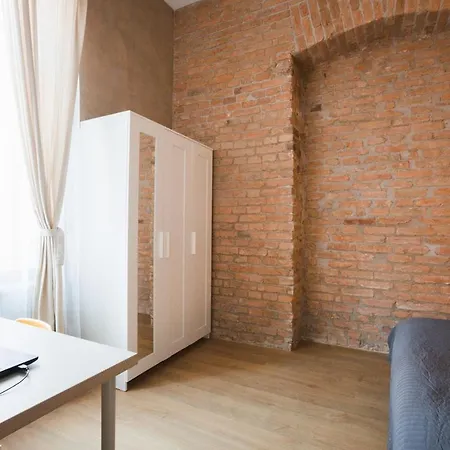 아파트 Brick Walls